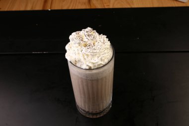 Sütlü buzlu kahve. Buzlu kahve. Elinde bir bardak buzlu kahve tutan kadın..