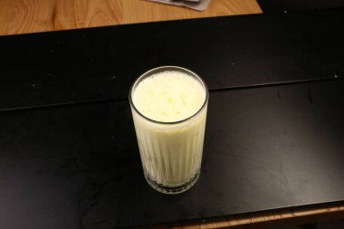 Sütlü buzlu kahve. Buzlu kahve. Elinde bir bardak buzlu kahve tutan kadın..