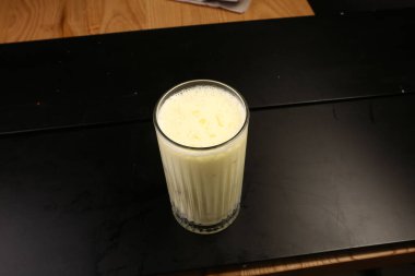 Sütlü buzlu kahve. Buzlu kahve. Elinde bir bardak buzlu kahve tutan kadın..