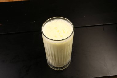 Sütlü buzlu kahve. Buzlu kahve. Elinde bir bardak buzlu kahve tutan kadın..