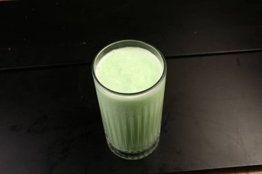 Sütlü buzlu kahve. Buzlu kahve. Elinde bir bardak buzlu kahve tutan kadın..