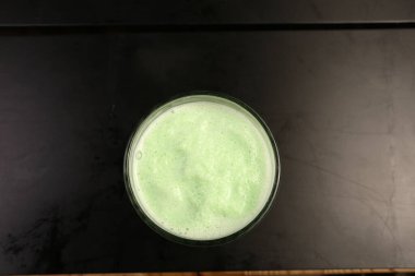 Sütlü buzlu kahve. Buzlu kahve. Elinde bir bardak buzlu kahve tutan kadın..