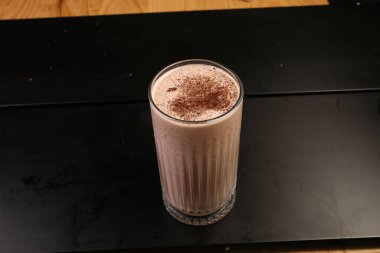 Sütlü buzlu kahve. Buzlu kahve. Elinde bir bardak buzlu kahve tutan kadın..