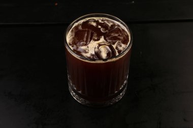 Sütlü buzlu kahve. Buzlu kahve. Elinde bir bardak buzlu kahve tutan kadın..