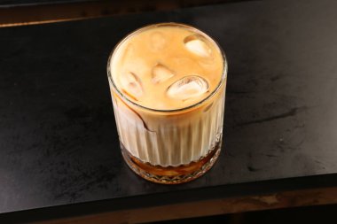 Sütlü buzlu kahve. Buzlu kahve. Elinde bir bardak buzlu kahve tutan kadın..