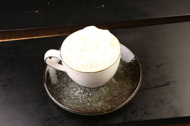 Sütlü buzlu kahve. Buzlu kahve. Elinde bir bardak buzlu kahve tutan kadın..