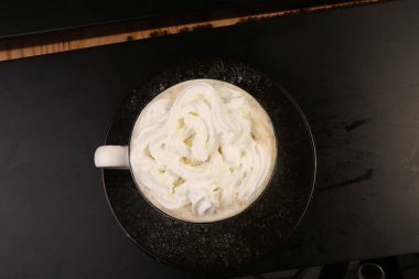 Sütlü buzlu kahve. Buzlu kahve. Elinde bir bardak buzlu kahve tutan kadın..