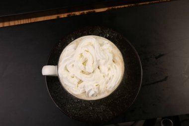 Sütlü buzlu kahve. Buzlu kahve. Elinde bir bardak buzlu kahve tutan kadın..