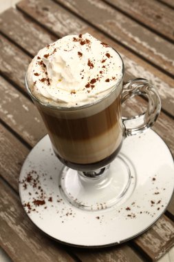 Sütlü buzlu kahve. Buzlu kahve. Elinde bir bardak buzlu kahve tutan kadın..