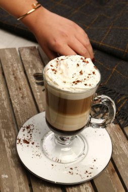 Sütlü buzlu kahve. Buzlu kahve. Elinde bir bardak buzlu kahve tutan kadın..