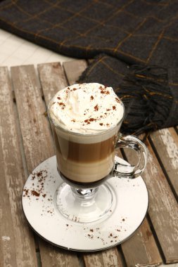 Sütlü buzlu kahve. Buzlu kahve. Elinde bir bardak buzlu kahve tutan kadın..