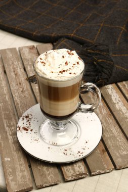 Sütlü buzlu kahve. Buzlu kahve. Elinde bir bardak buzlu kahve tutan kadın..