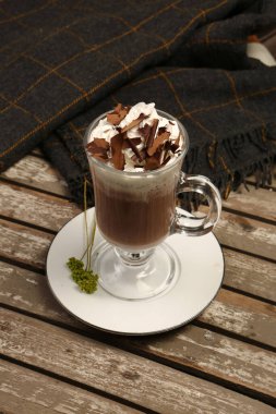 Sütlü buzlu kahve. Buzlu kahve. Elinde bir bardak buzlu kahve tutan kadın..