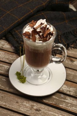 Sütlü buzlu kahve. Buzlu kahve. Elinde bir bardak buzlu kahve tutan kadın..