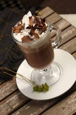 Sütlü buzlu kahve. Buzlu kahve. Elinde bir bardak buzlu kahve tutan kadın..