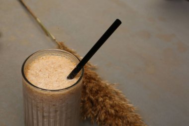 Sütlü buzlu kahve. Buzlu kahve. Elinde bir bardak buzlu kahve tutan kadın..