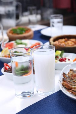 Özel Alkollü İçkili Rakılı Türk ve Yunan Geleneksel Yemek Masası. Uzo ve Türk Rakısı, Türkiye, Yunanistan, Kıbrıs ve Lübnan'da yaygın olarak tüketilen kuru anason aromalı bir aperatiftir.