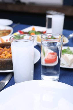 Özel Alkollü İçkili Rakılı Türk ve Yunan Geleneksel Yemek Masası. Uzo ve Türk Rakısı, Türkiye, Yunanistan, Kıbrıs ve Lübnan'da yaygın olarak tüketilen kuru anason aromalı bir aperatiftir.