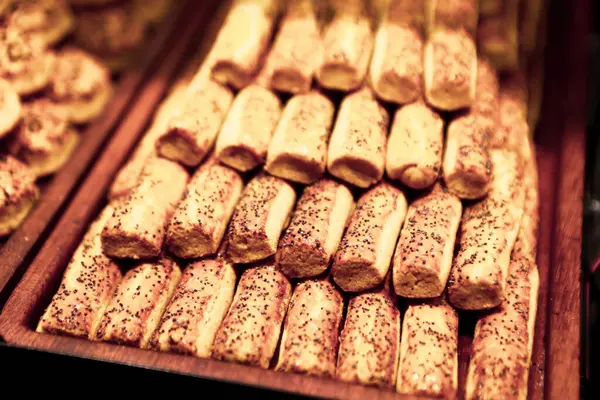 Bir grup çeşit kurabiye. Çikolata parçacıklı, yulaflı, kuru üzümlü, beyaz çikolatalı.