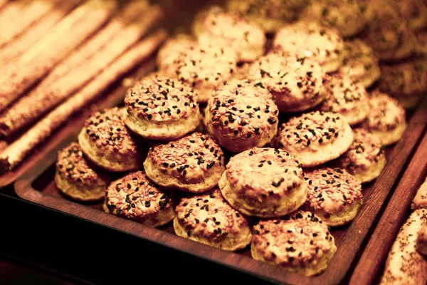 Bir grup çeşit kurabiye. Çikolata parçacıklı, yulaflı, kuru üzümlü, beyaz çikolatalı.