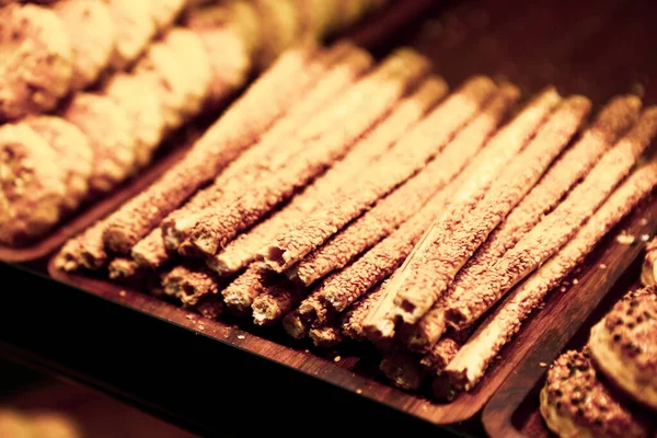 Bir grup çeşit kurabiye. Çikolata parçacıklı, yulaflı, kuru üzümlü, beyaz çikolatalı.