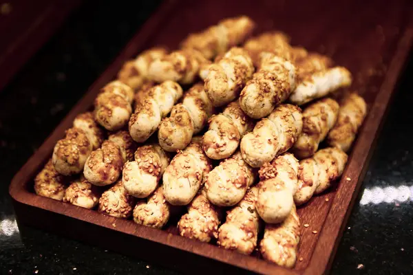 Bir grup çeşit kurabiye. Çikolata parçacıklı, yulaflı, kuru üzümlü, beyaz çikolatalı.