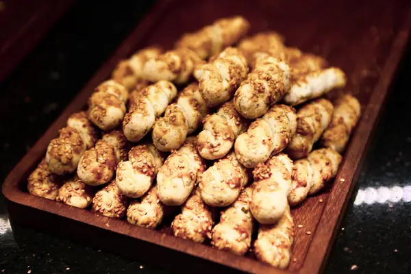 Bir grup çeşit kurabiye. Çikolata parçacıklı, yulaflı, kuru üzümlü, beyaz çikolatalı.