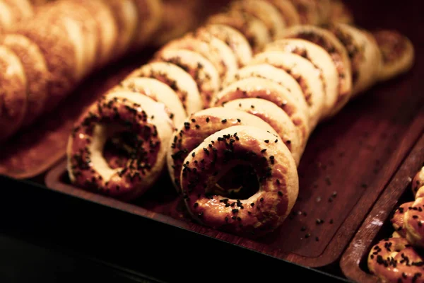 Bir grup çeşit kurabiye. Çikolata parçacıklı, yulaflı, kuru üzümlü, beyaz çikolatalı.