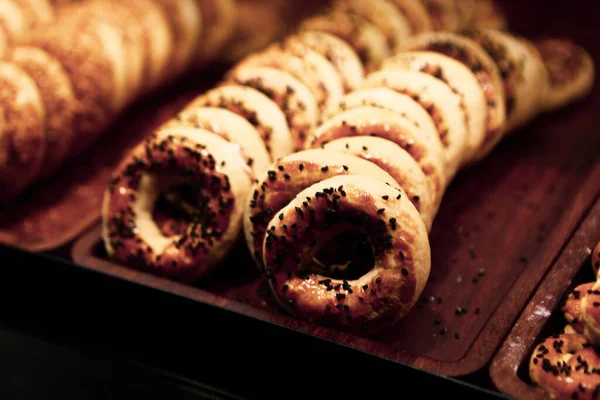 Bir grup çeşit kurabiye. Çikolata parçacıklı, yulaflı, kuru üzümlü, beyaz çikolatalı.