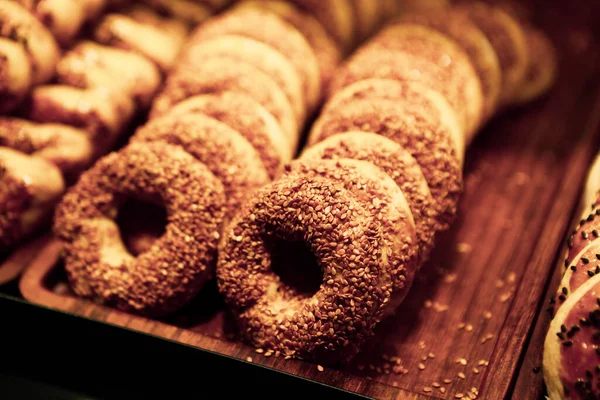 Bir grup çeşit kurabiye. Çikolata parçacıklı, yulaflı, kuru üzümlü, beyaz çikolatalı.