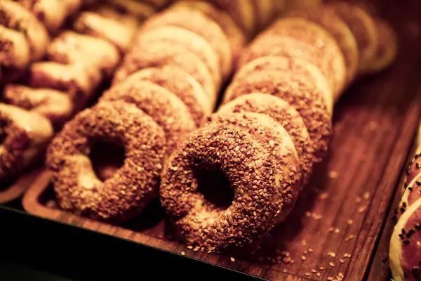 Bir grup çeşit kurabiye. Çikolata parçacıklı, yulaflı, kuru üzümlü, beyaz çikolatalı.