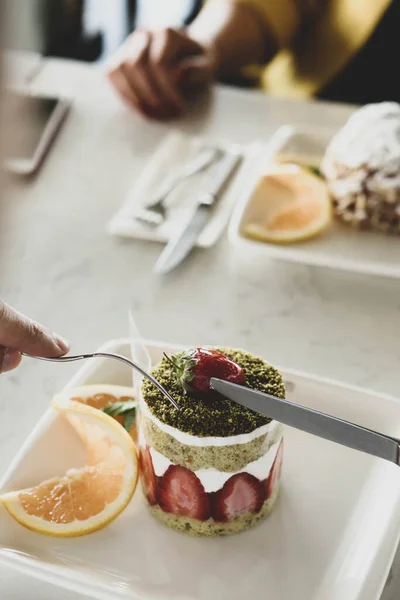 Brädan Med Läcker Tårta Bordet — Stockfoto