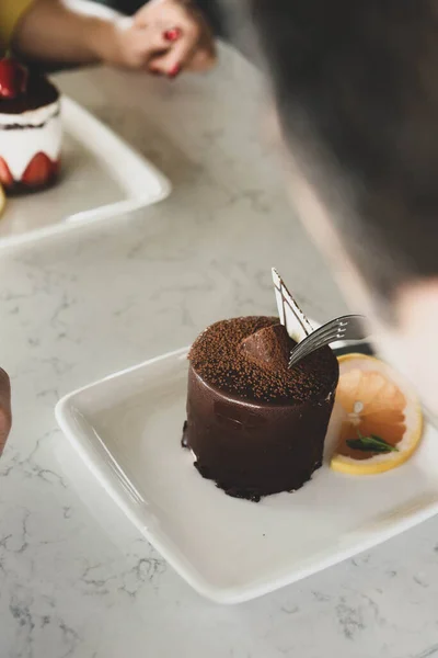 Tavola Con Deliziosa Torta Sul Tavolo — Foto Stock