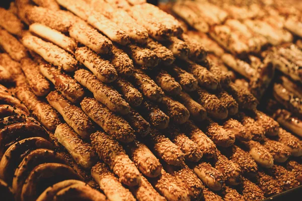 Bir grup çeşit kurabiye. Çikolata parçacıklı, yulaflı, kuru üzümlü, beyaz çikolatalı.