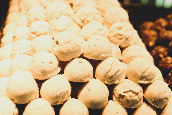 Bir grup çeşit kurabiye. Çikolata parçacıklı, yulaflı, kuru üzümlü, beyaz çikolatalı.