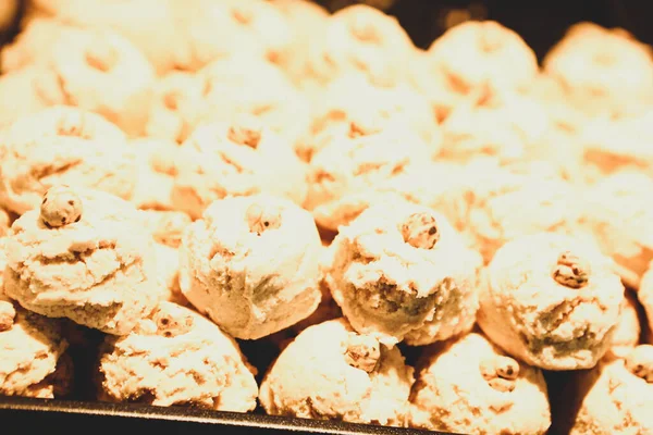 Bir grup çeşit kurabiye. Çikolata parçacıklı, yulaflı, kuru üzümlü, beyaz çikolatalı.