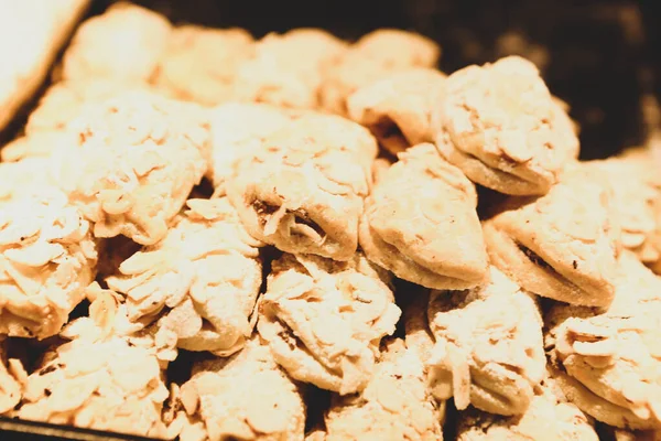 Bir grup çeşit kurabiye. Çikolata parçacıklı, yulaflı, kuru üzümlü, beyaz çikolatalı.