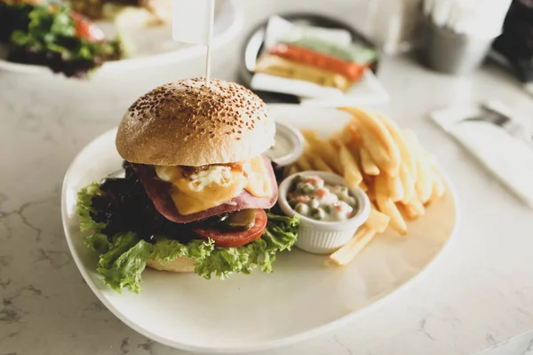 Taze sebzeli ev yapımı hamburger.