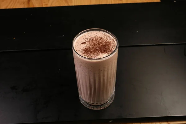 Caffè Freddo Con Latte Caffe Macchiato Donna Possesso Tazza Vetro — Foto Stock