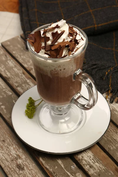 Sütlü buzlu kahve. Buzlu kahve. Elinde bir bardak buzlu kahve tutan kadın..