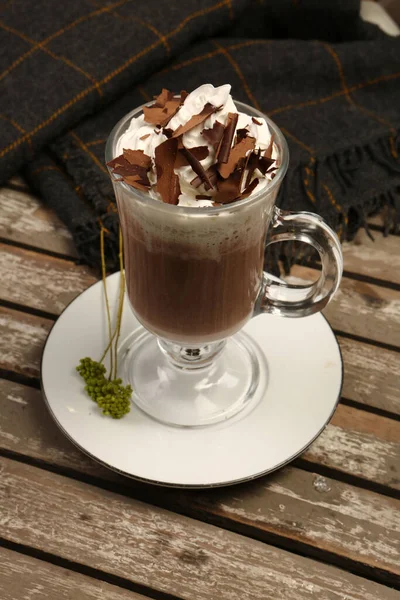 Sütlü buzlu kahve. Buzlu kahve. Elinde bir bardak buzlu kahve tutan kadın..