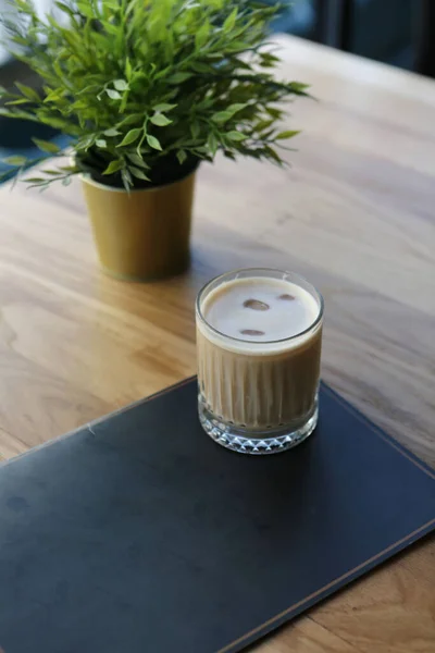 Sütlü Buzlu Kahve Buzlu Kahve Elinde Bir Bardak Buzlu Kahve — Stok fotoğraf