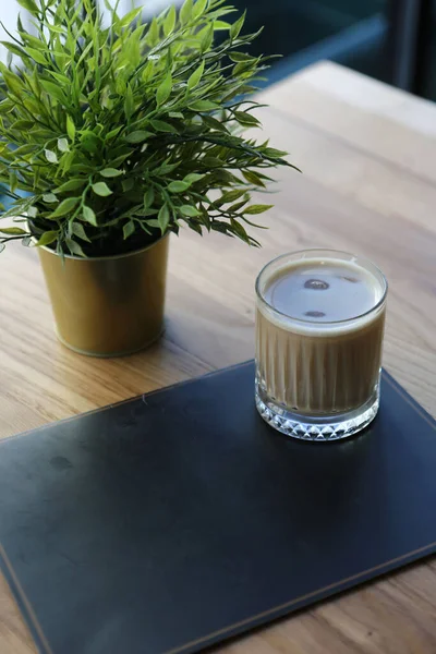 Sütlü buzlu kahve. Buzlu kahve. Elinde bir bardak buzlu kahve tutan kadın..