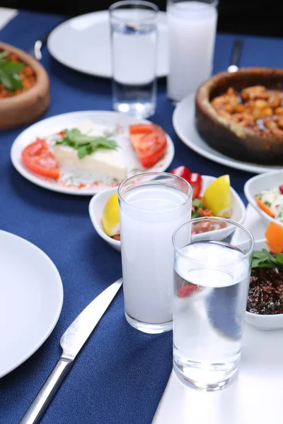 Özel Alkollü İçkili Rakılı Türk ve Yunan Geleneksel Yemek Masası. Uzo ve Türk Rakısı, Türkiye, Yunanistan, Kıbrıs ve Lübnan'da yaygın olarak tüketilen kuru anason aromalı bir aperatiftir.