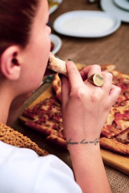Geleneksel Türkçe fırında pide. Türk pizzası, Orta Doğu aperatifleri. Türk mutfağı. Et ile doldurulmuş çam
