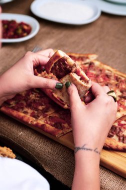Geleneksel Türkçe fırında pide. Türk pizzası, Orta Doğu aperatifleri. Türk mutfağı. Et ile doldurulmuş çam