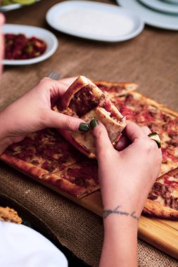 Geleneksel Türkçe fırında pide. Türk pizzası, Orta Doğu aperatifleri. Türk mutfağı. Et ile doldurulmuş çam