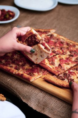 Geleneksel Türkçe fırında pide. Türk pizzası, Orta Doğu aperatifleri. Türk mutfağı. Et ile doldurulmuş çam