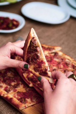 Geleneksel Türkçe fırında pide. Türk pizzası, Orta Doğu aperatifleri. Türk mutfağı. Et ile doldurulmuş çam