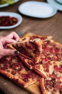 Geleneksel Türkçe fırında pide. Türk pizzası, Orta Doğu aperatifleri. Türk mutfağı. Et ile doldurulmuş çam